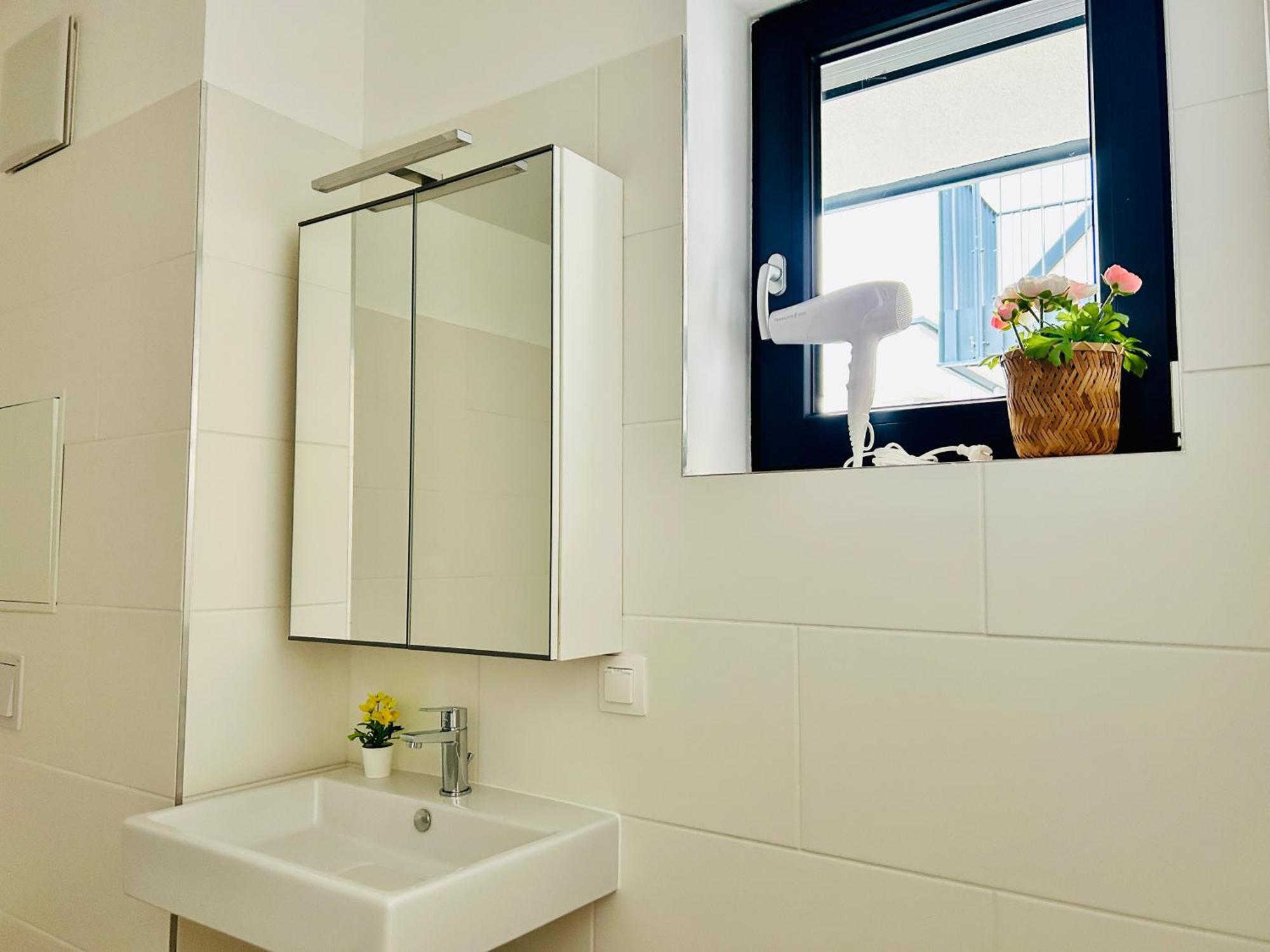 Modern Apartment With Balcony & Free Parking - Nearby Metro Вена Экстерьер фото
