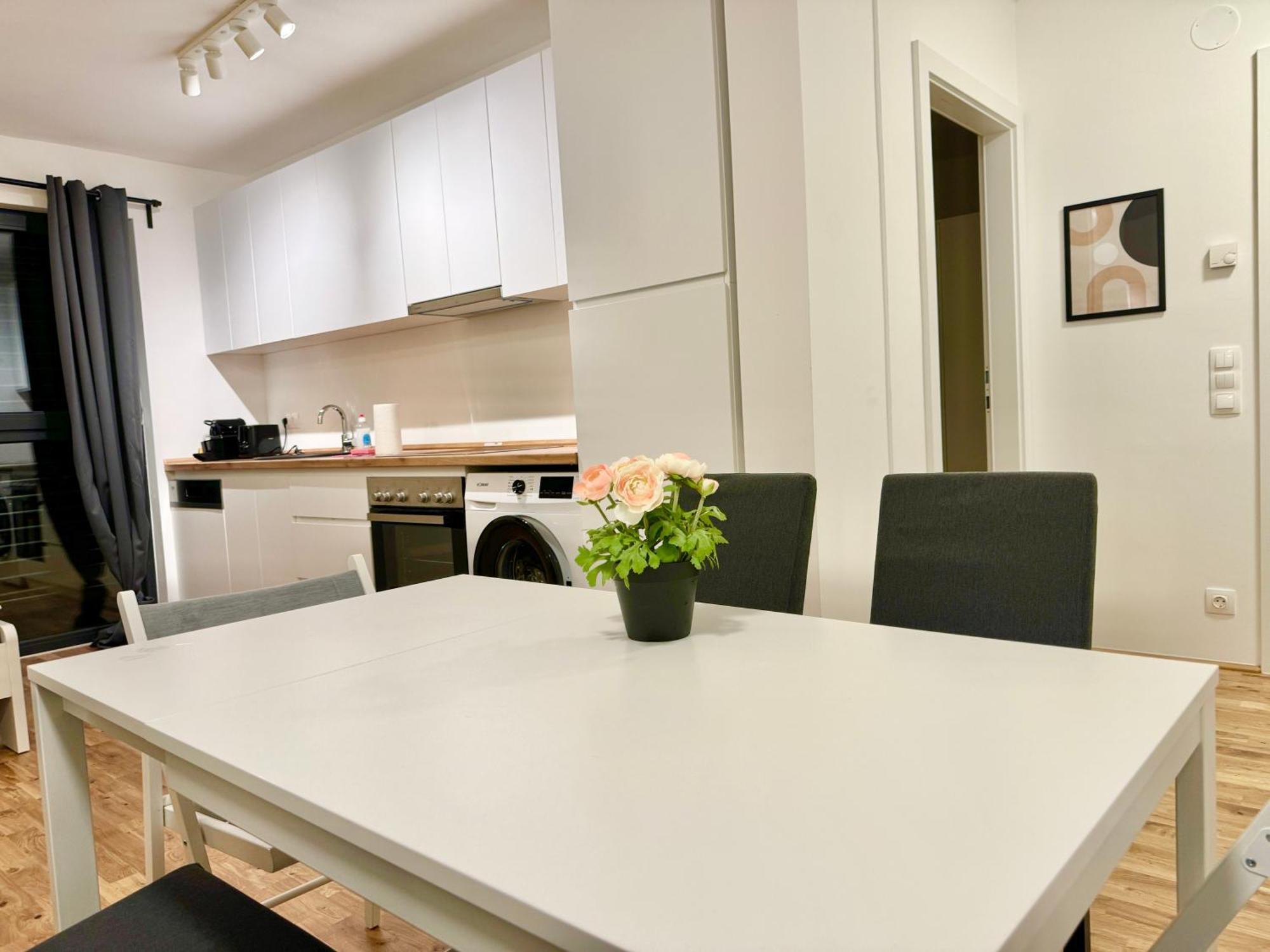 Modern Apartment With Balcony & Free Parking - Nearby Metro Вена Экстерьер фото
